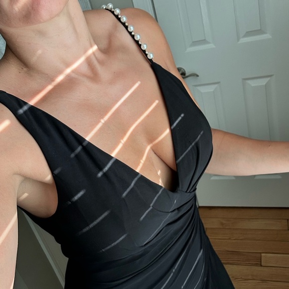 Mac Duggal
Jersey Knit V-Neck Sleeveless Pearl Strap Thigh High Slit Gown size 2 - Picture 6 of 14